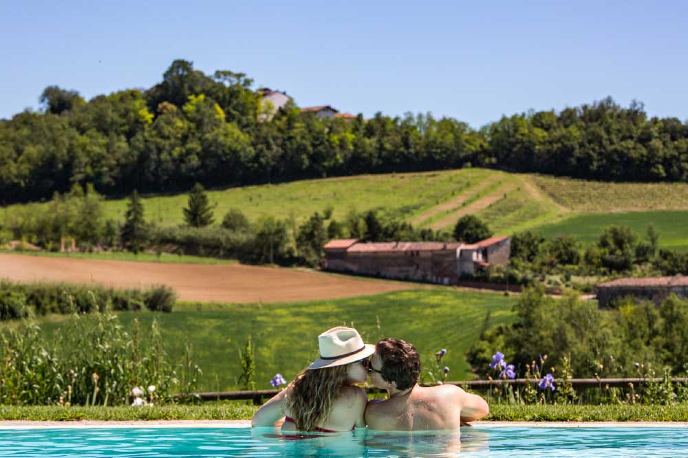 Piscina con vista sul Monferrato