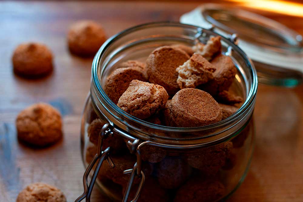 Amaretti secchi per pesche ripiene