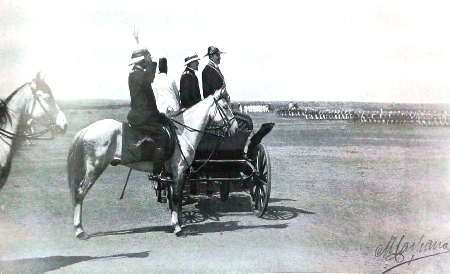 Giuseppe Salvago Raggi in Eritrea in piedi sulla carozza con bicorno da ambasciatore osserva le manovre delle truppe coloniali.