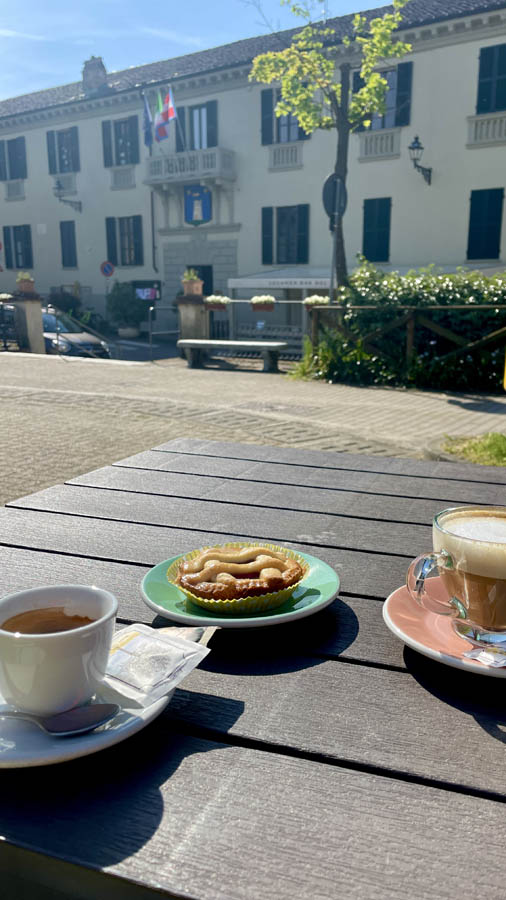 Colazione di fronte al Municipio