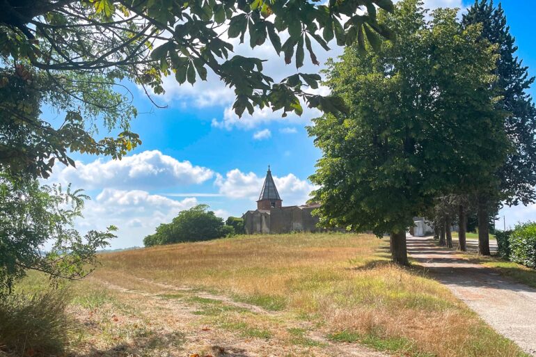 tomba monumentale vista dal paese guazzolo