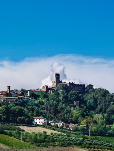 il castello domina la collina di Camino