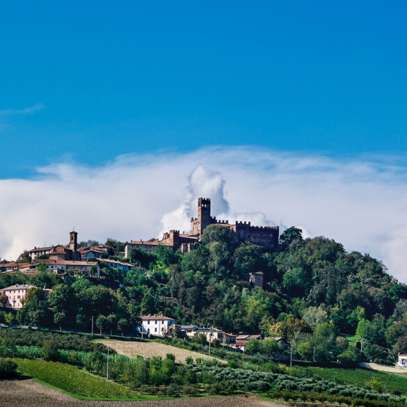 il castello domina la collina di Camino