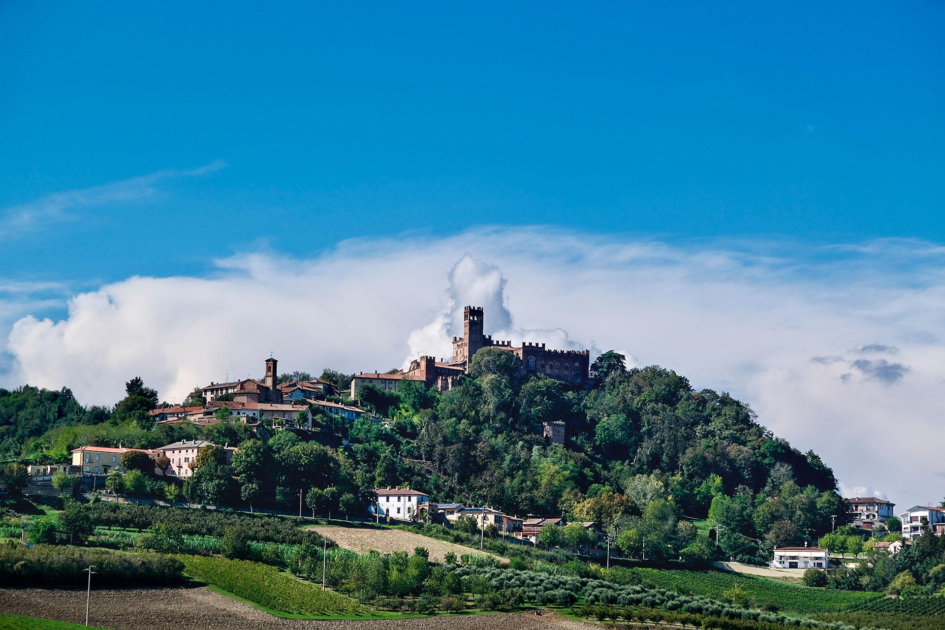 il castello domina la collina di Camino