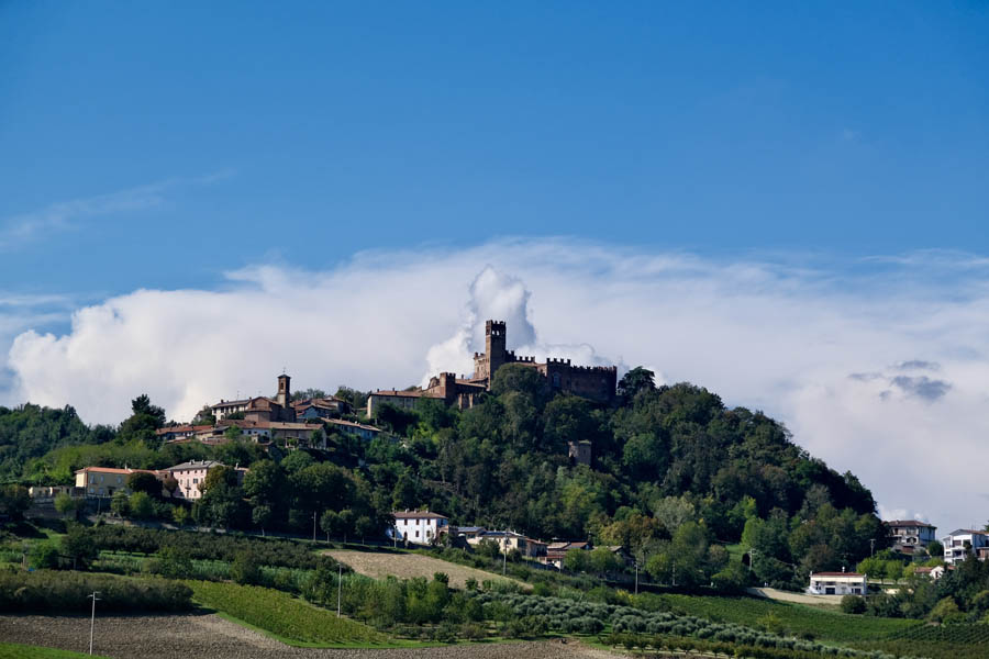 Il castello domina la collina